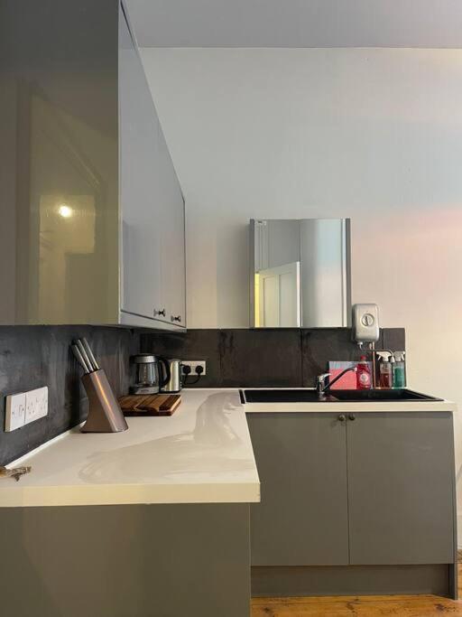 4 Quiet Compact Studio With Garden View - Best Location - Comfortable - Quiet Daire Brighton Dış mekan fotoğraf