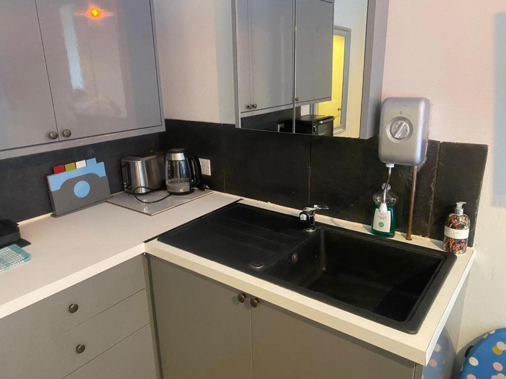 4 Quiet Compact Studio With Garden View - Best Location - Comfortable - Quiet Daire Brighton Dış mekan fotoğraf